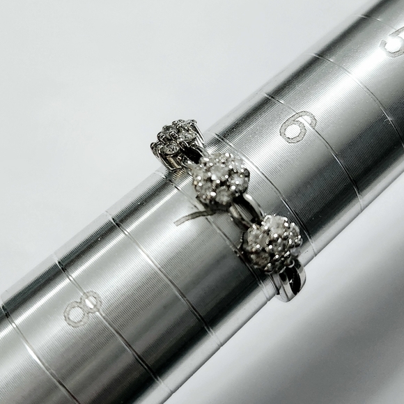 14K Diamond Flower Ring size 7 - Picture 11 of 13